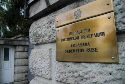 В Румынии водитель без прав попытался пробить ворота посольства России