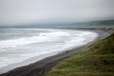 На Курилах спасатели на вездеходе едва не были смыты волной в море